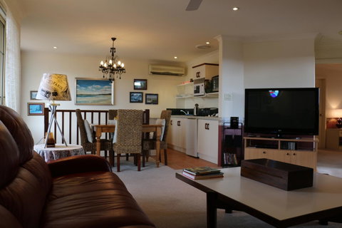 Crossland House - Schoolies Week Accommodation 14