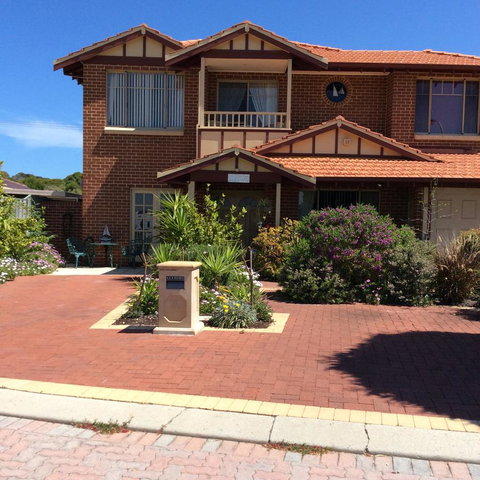 Crossland House - Schoolies Week Accommodation 10