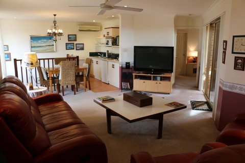Crossland House - Schoolies Week Accommodation 19