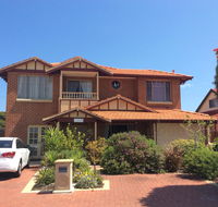 Crossland House - Schoolies Week Accommodation