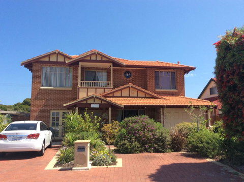 Crossland House - Schoolies Week Accommodation 0