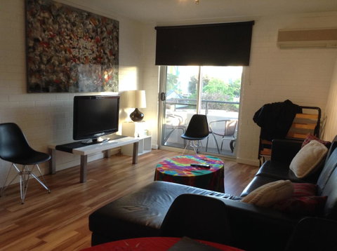 Location Location Vacation - Schoolies Week Accommodation 23