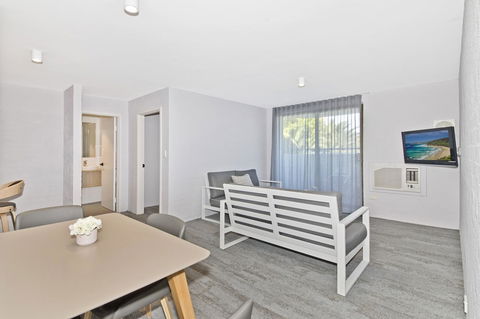 Atrium Hotel Mandurah - Schoolies Week Accommodation 25