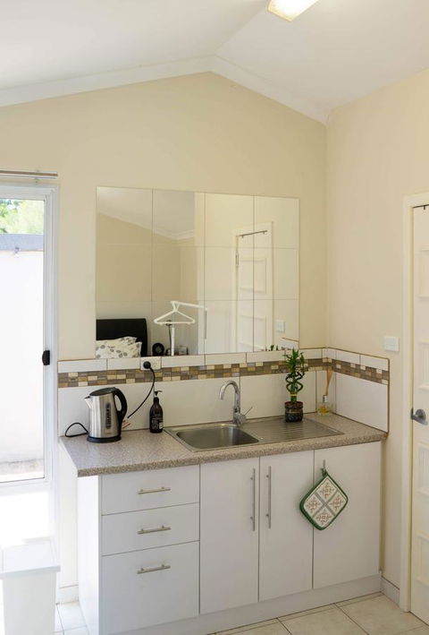 Susan Yong's Studio - Schoolies Week Accommodation 12