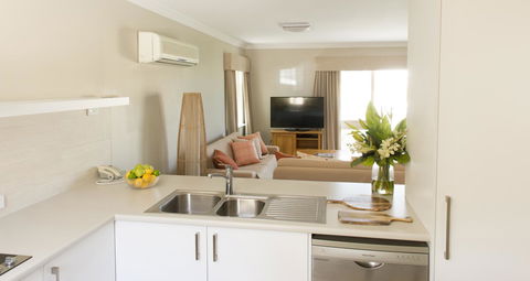 The Marina Hotel - Mindarie - Schoolies Week Accommodation 24