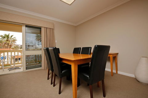 The Marina Hotel - Mindarie - Schoolies Week Accommodation 11
