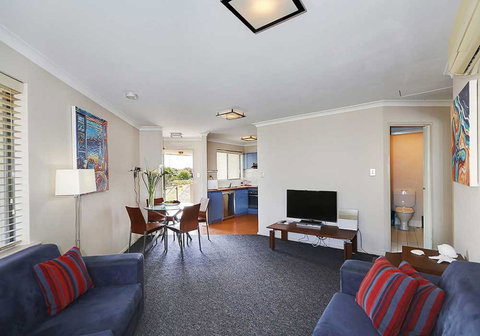 Scarborough Beach Front Resort - Shell Seven - Schoolies Week Accommodation 9