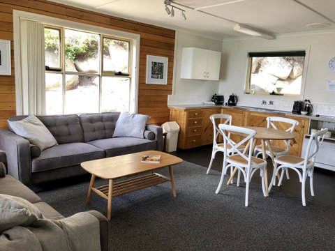 BINALONG BEACH COTTAGE Beachfront At Bay Of Fires Next To Restaurant - Schoolies Week Accommodation 2