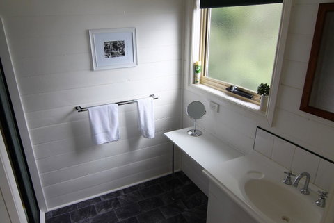 BINALONG BEACH COTTAGE Beachfront At Bay Of Fires Next To Restaurant - Schoolies Week Accommodation 7