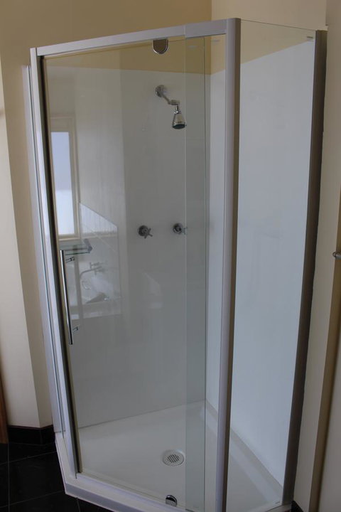 Tullah Lakeside Lodge - Schoolies Week Accommodation 4