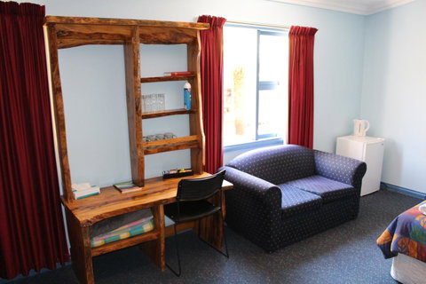 Tullah Lakeside Lodge - Schoolies Week Accommodation 9