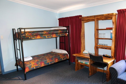 Tullah Lakeside Lodge - Schoolies Week Accommodation 8