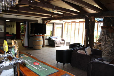 Tullah Lakeside Lodge - Schoolies Week Accommodation 22