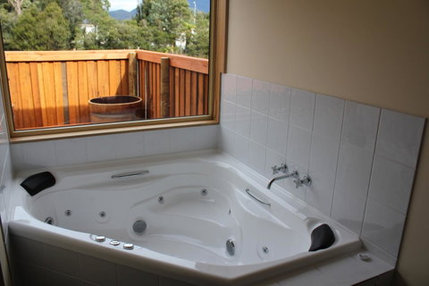 Tullah Lakeside Lodge - Schoolies Week Accommodation 17