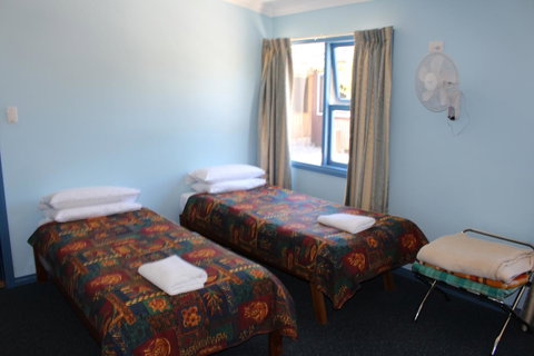 Tullah Lakeside Lodge - Schoolies Week Accommodation 7