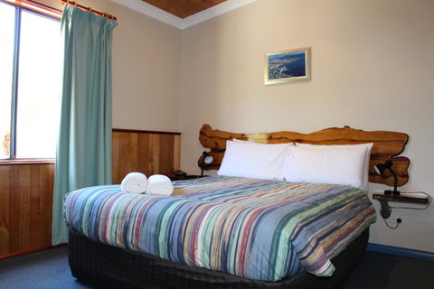 Tullah Lakeside Lodge - Schoolies Week Accommodation 3