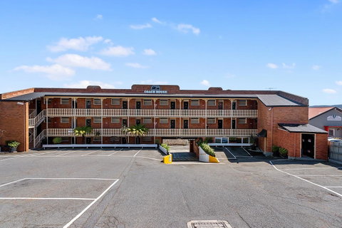 Coach House Launceston - Schoolies Week Accommodation 1