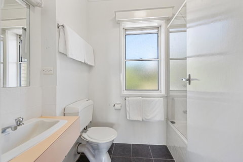 Coach House Launceston - Schoolies Week Accommodation 22