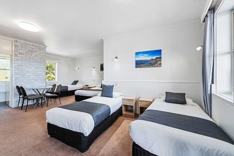 Coach House Launceston - Schoolies Week Accommodation 7