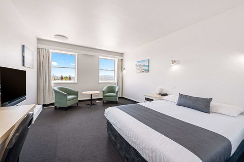 Coach House Launceston - Schoolies Week Accommodation 5