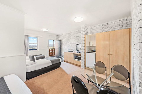 Coach House Launceston - Schoolies Week Accommodation 8