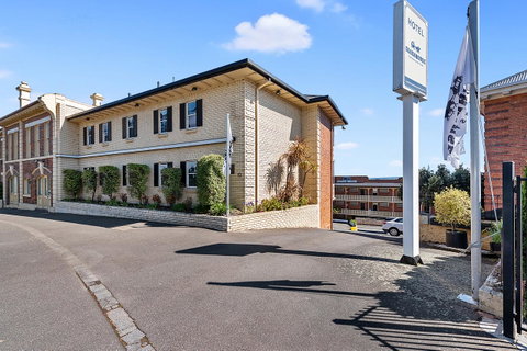 Coach House Launceston - Schoolies Week Accommodation 0