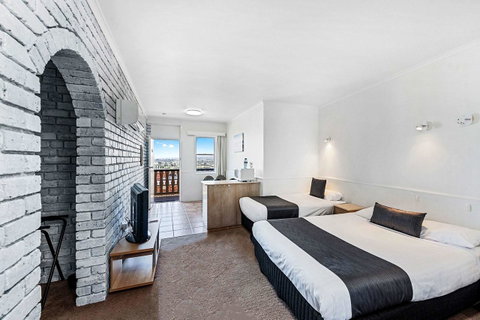 Coach House Launceston - Schoolies Week Accommodation 13