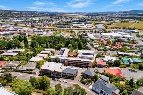 Coach House Launceston - Schoolies Week Accommodation 28