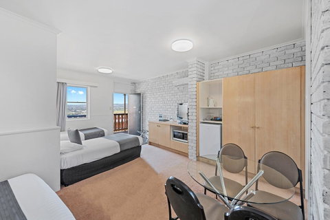 Coach House Launceston - Schoolies Week Accommodation 9