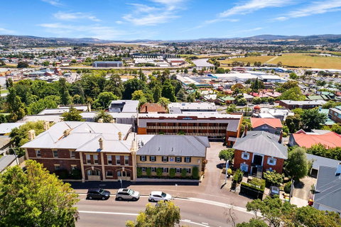 Coach House Launceston - Schoolies Week Accommodation 30