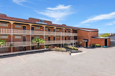 Coach House Launceston - Schoolies Week Accommodation 29