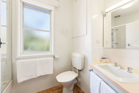 Coach House Launceston - Schoolies Week Accommodation 21