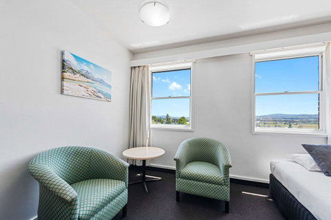 Coach House Launceston - Schoolies Week Accommodation 18
