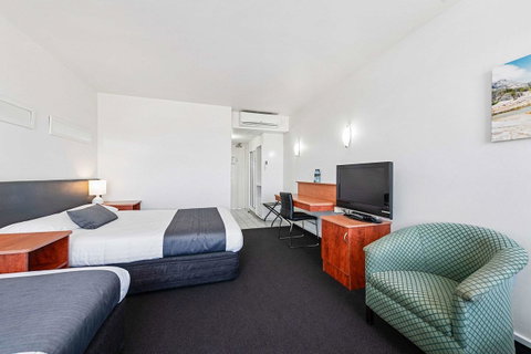 Coach House Launceston - Schoolies Week Accommodation 6