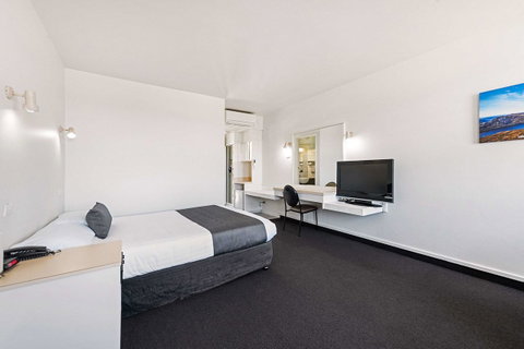 Coach House Launceston - Schoolies Week Accommodation 17