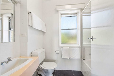 Coach House Launceston - Schoolies Week Accommodation 25