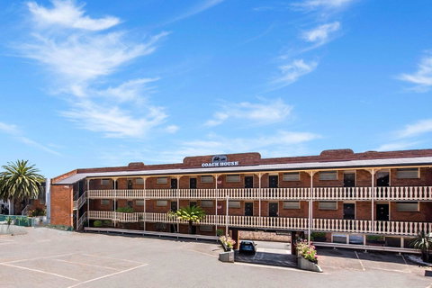Coach House Launceston - Schoolies Week Accommodation 31