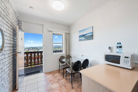 Coach House Launceston - Schoolies Week Accommodation 11
