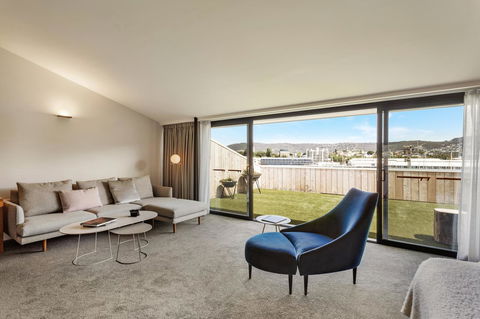 MACq 01 Hotel - Schoolies Week Accommodation 24