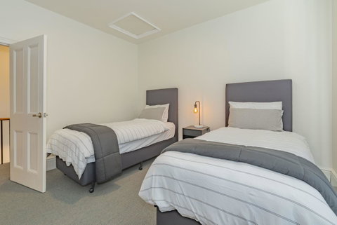 4 Bedroom House - Hobart CBD - Free Parking - Free WIFI - Schoolies Week Accommodation 13