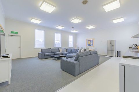 4 Bedroom House - Hobart CBD - Free Parking - Free WIFI - Schoolies Week Accommodation 9