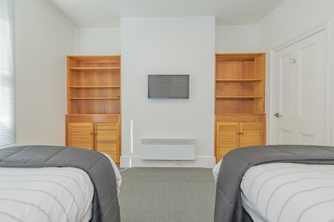 4 Bedroom House - Hobart CBD - Free Parking - Free WIFI - Schoolies Week Accommodation 15