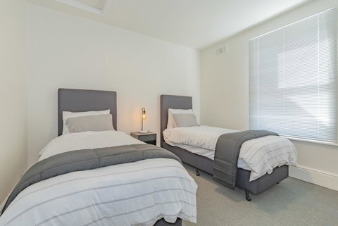 4 Bedroom House - Hobart CBD - Free Parking - Free WIFI - Schoolies Week Accommodation 23