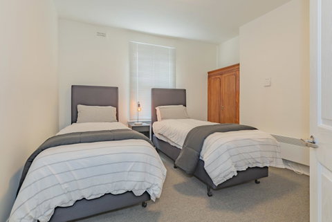 4 Bedroom House - Hobart CBD - Free Parking - Free WIFI - Schoolies Week Accommodation 3
