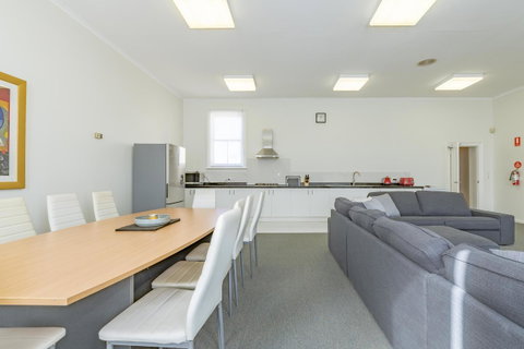 4 Bedroom House - Hobart CBD - Free Parking - Free WIFI - Schoolies Week Accommodation 16