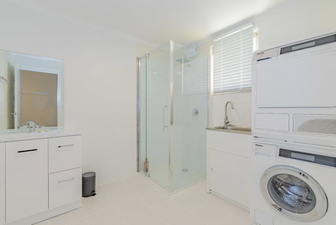 4 Bedroom House - Hobart CBD - Free Parking - Free WIFI - Schoolies Week Accommodation 4