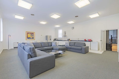 4 Bedroom House - Hobart CBD - Free Parking - Free WIFI - Schoolies Week Accommodation 17