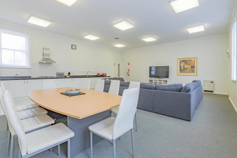 4 Bedroom House - Hobart CBD - Free Parking - Free WIFI - Schoolies Week Accommodation 0