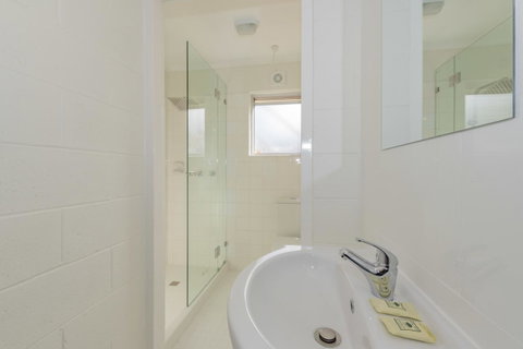 4 Bedroom House - Hobart CBD - Free Parking - Free WIFI - Schoolies Week Accommodation 11