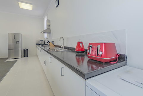4 Bedroom House - Hobart CBD - Free Parking - Free WIFI - Schoolies Week Accommodation 2